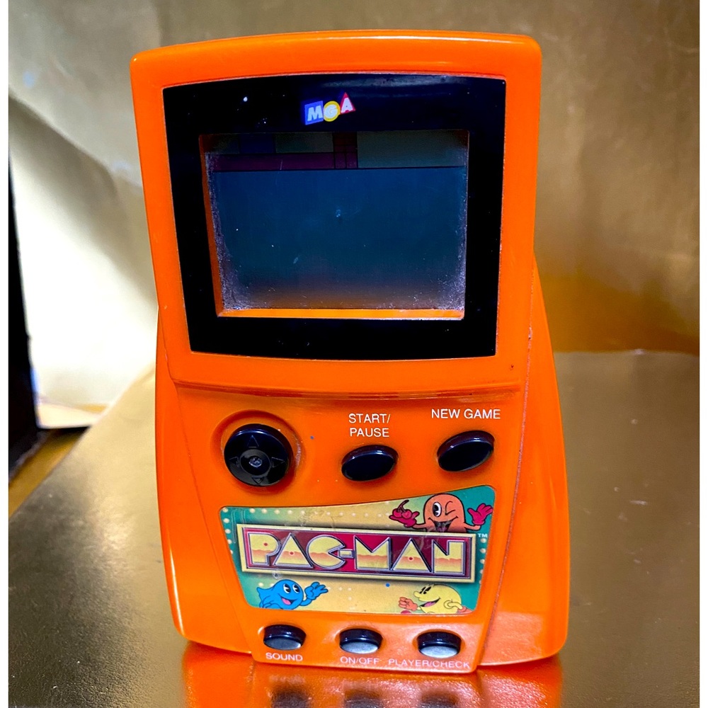 PAC-MAN VINTAGE 2001 HANDHELD ELECTRONIC GAME BY MGA ENTERTAINMENT WORKS!